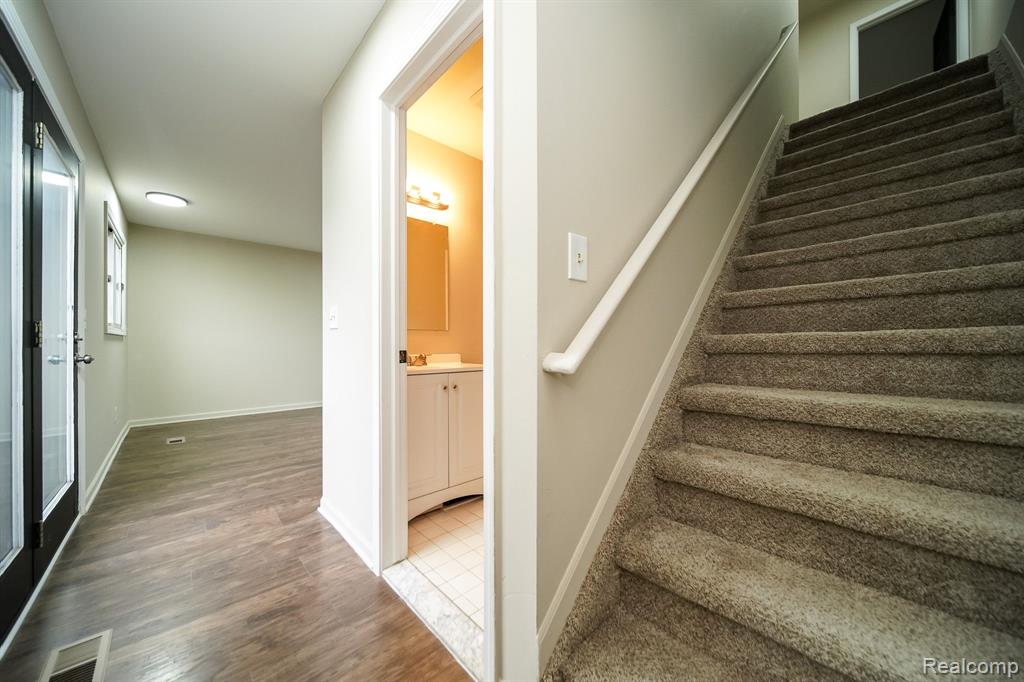 460 OAKGROVE, Clawson, MI — Photo 33