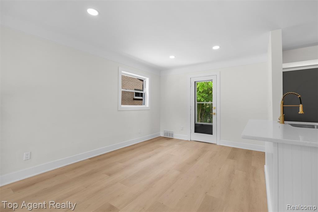 24300 Seneca Street, Oak Park, MI 48237 — Photo 12