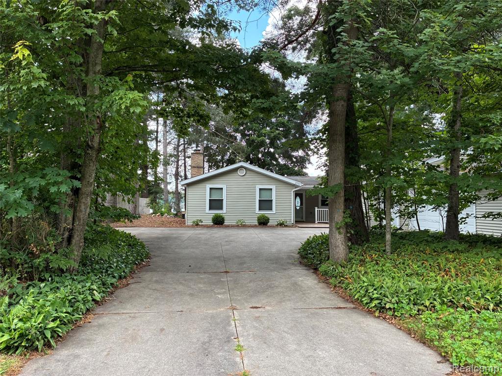 2737 N Lakeview Drive, Sanford, MI 48657