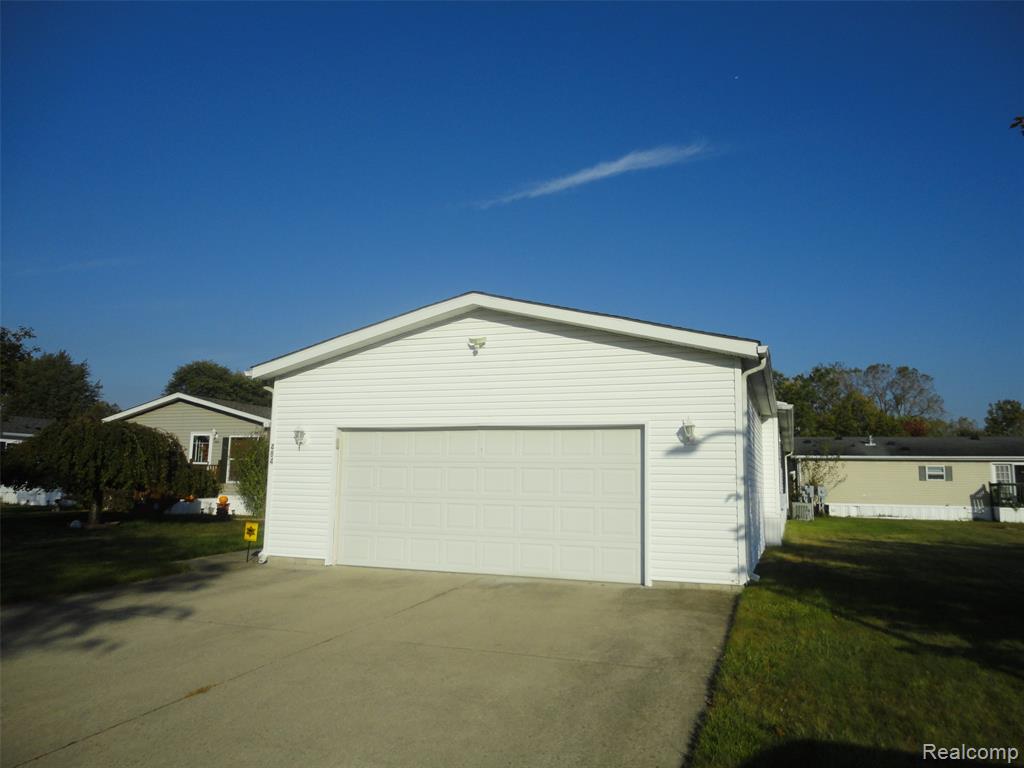 484 Lochgair Street, Temperance, MI 48182 — Photo 15