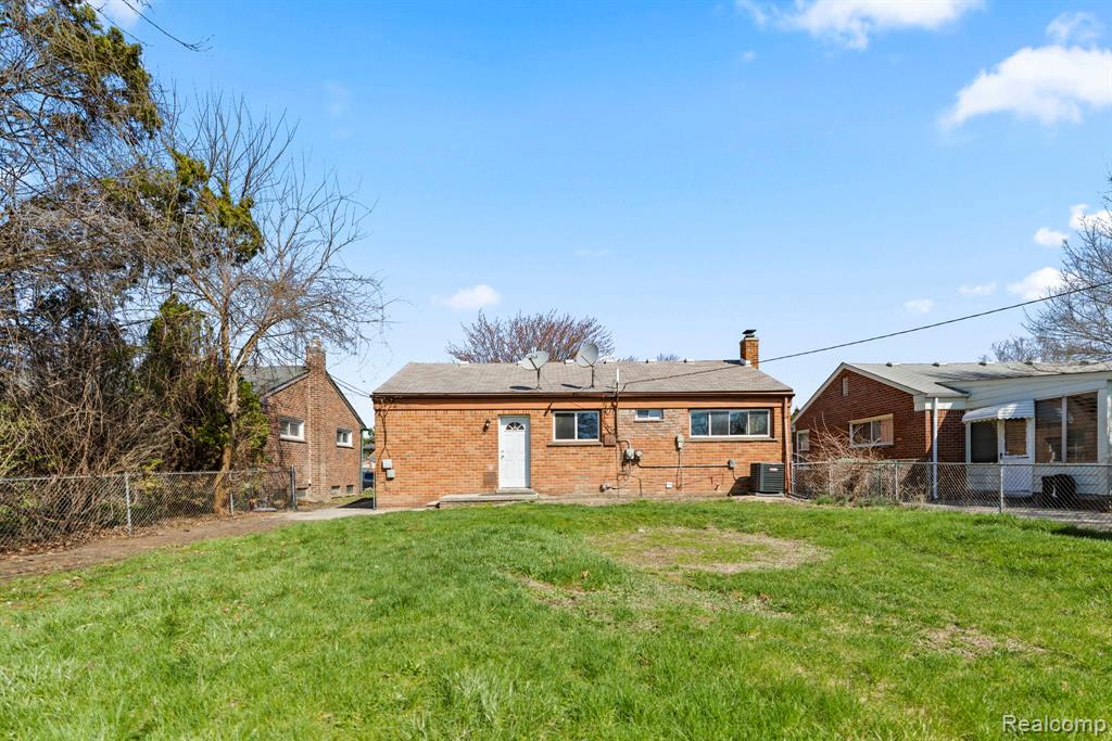 33091 Barton Street, Garden City, MI — Photo 20