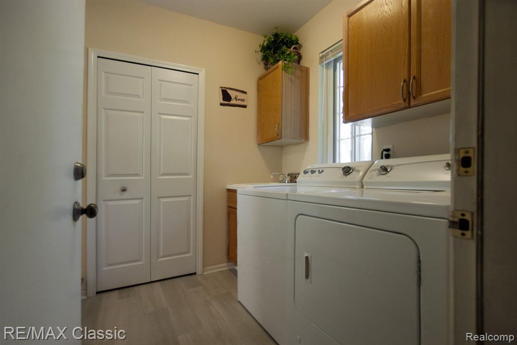 587 Winwood Circle, 20, Walled Lake, MI 48390 — Photo 16