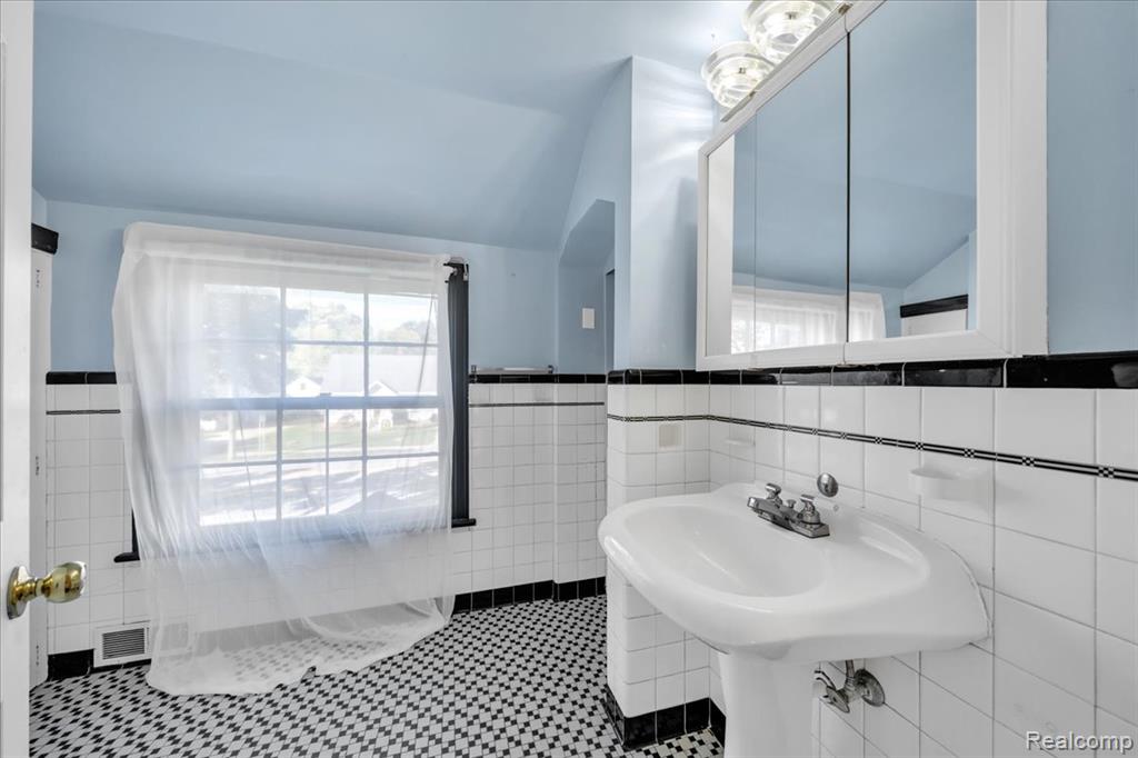 26 N Beck Street, Sebewaing, MI 48759 — Photo 54