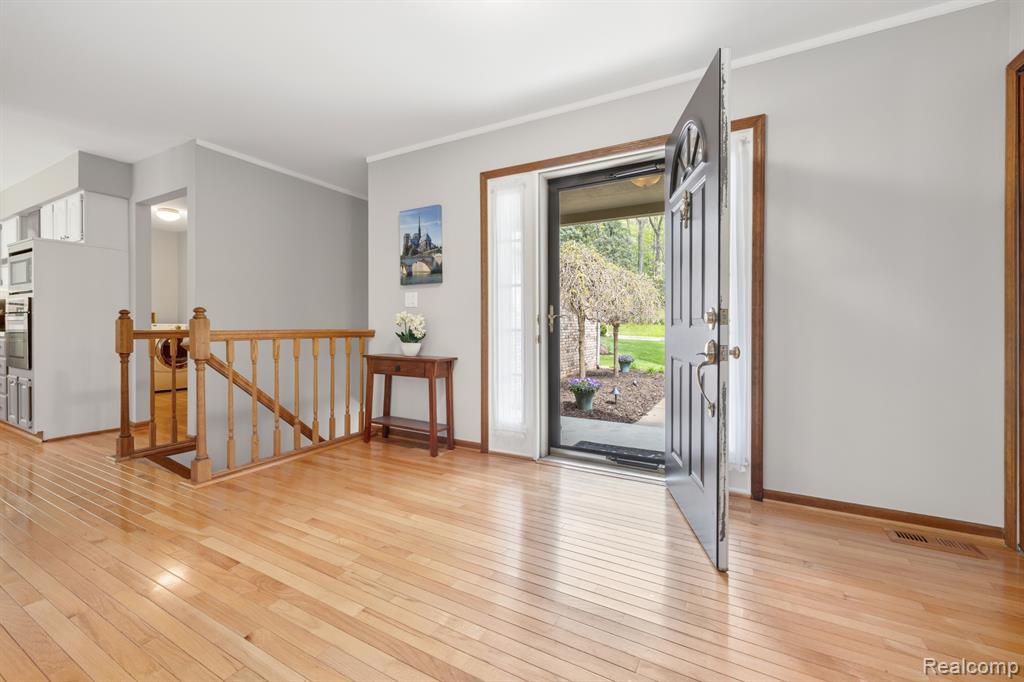 2484 PINE HOLLOW Trail, Brighton, MI 48114 — Photo 6