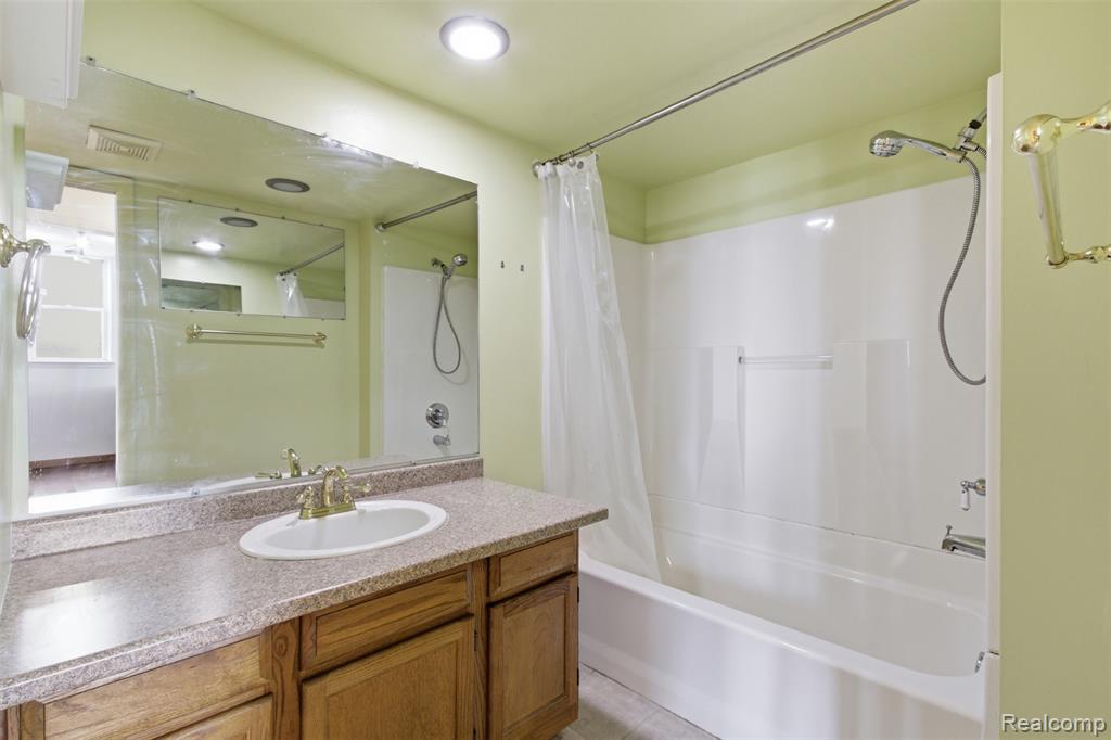 1671 Cass Lake Road, C, Keego Harbor, MI 48320 — Photo 13
