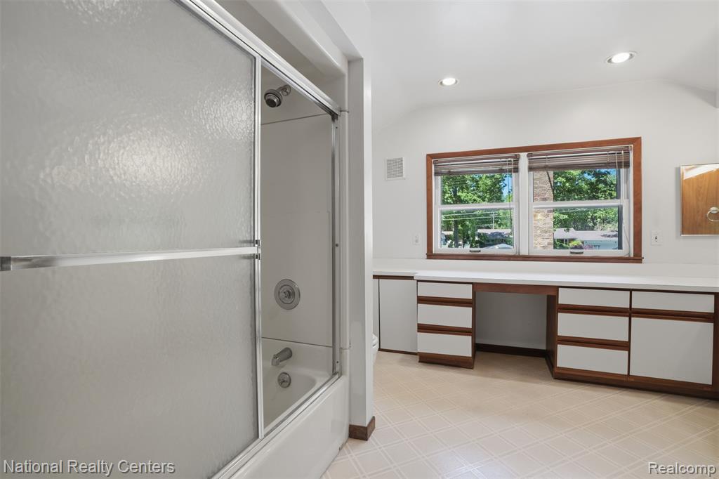 3889 Lakewood Drive, Waterford, MI 48329 — Photo 28