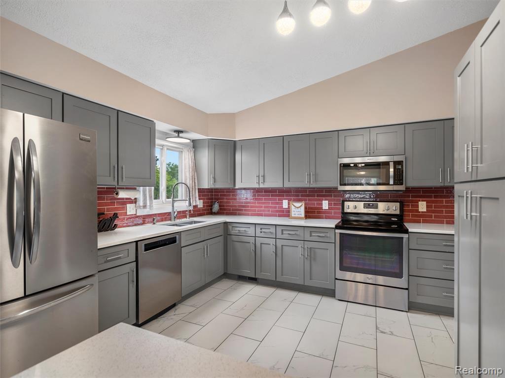 890 Darwin Place Court, Rochester Hills, MI 48307 — Photo 11