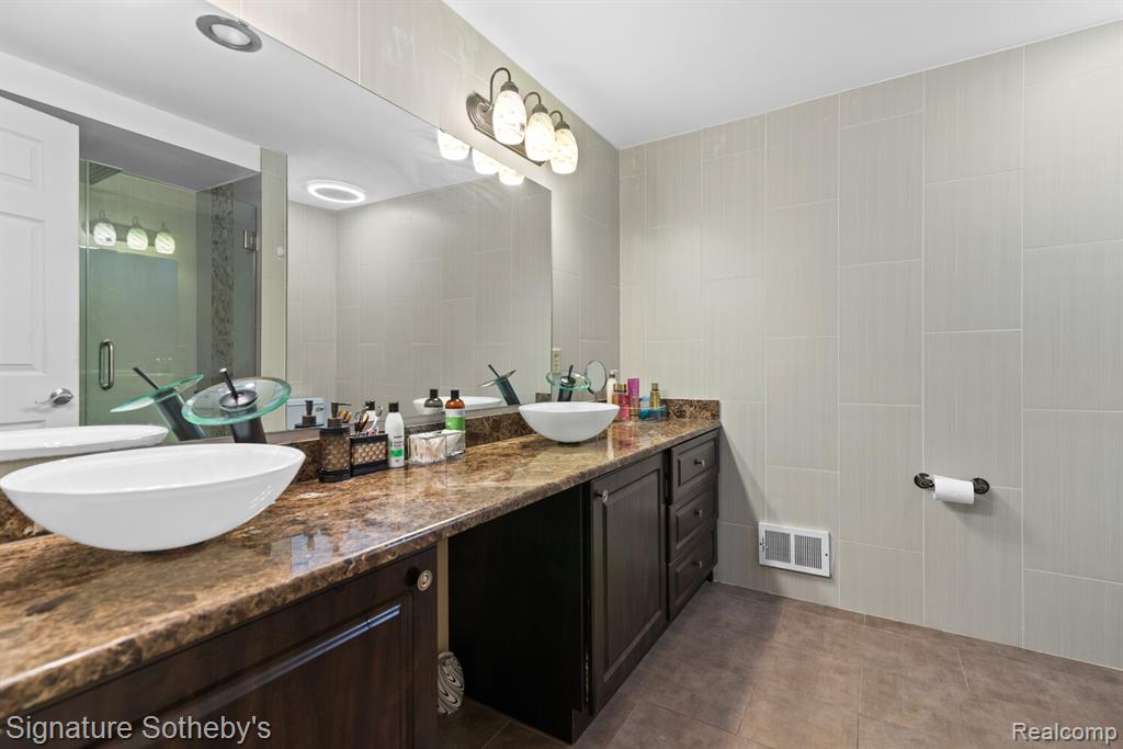 6710 WESTPOINTE Drive, Troy, MI 48085 — Photo 24