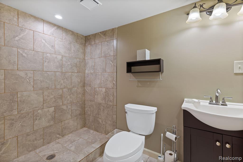 49751 GOLDEN PARK Drive, Shelby Twp, MI 48315 — Photo 41