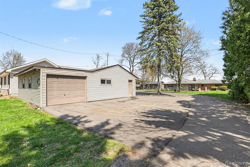 2596 N Williams Lake Road, Waterford, MI 48327 — Photo 32