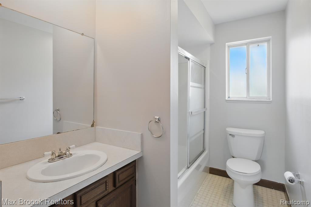 47445 DEQUINDRE Road, Rochester Hills, MI 48307 — Photo 16