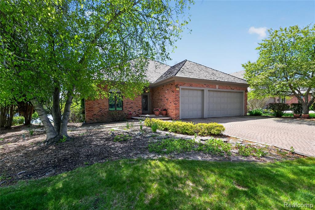 24 Chateaux Du Lac, Fenton, MI 48430 — Photo 2