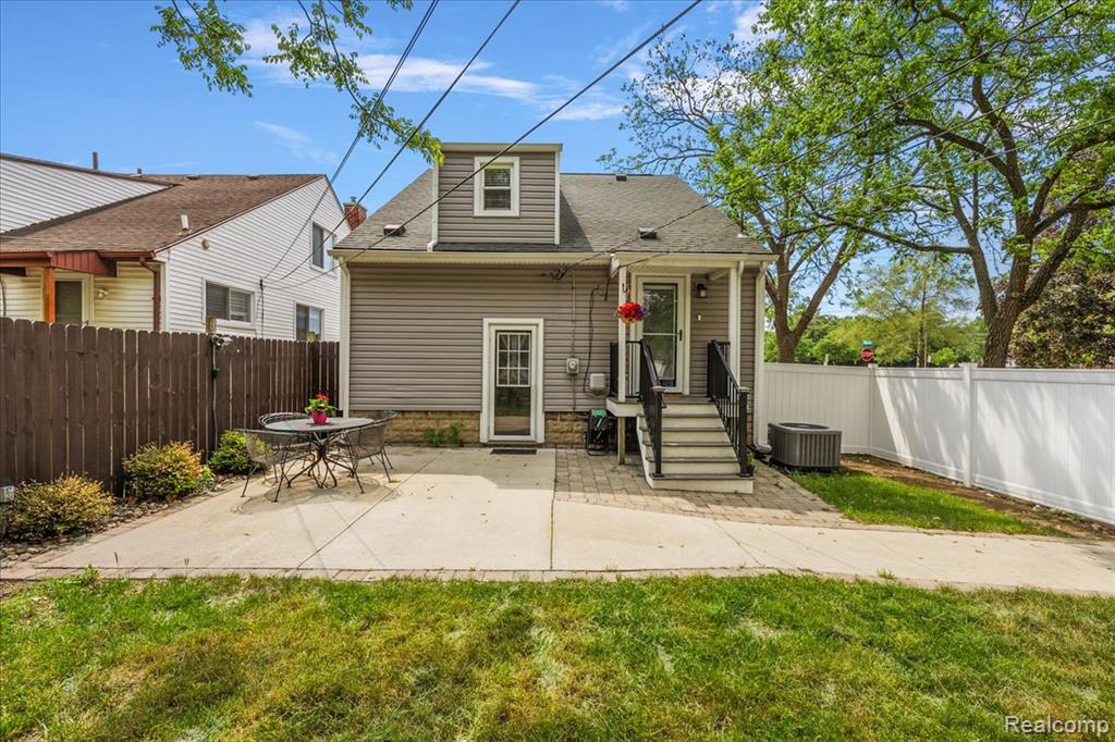 854 PINECREST Drive, Ferndale, MI 48220 — Photo 34