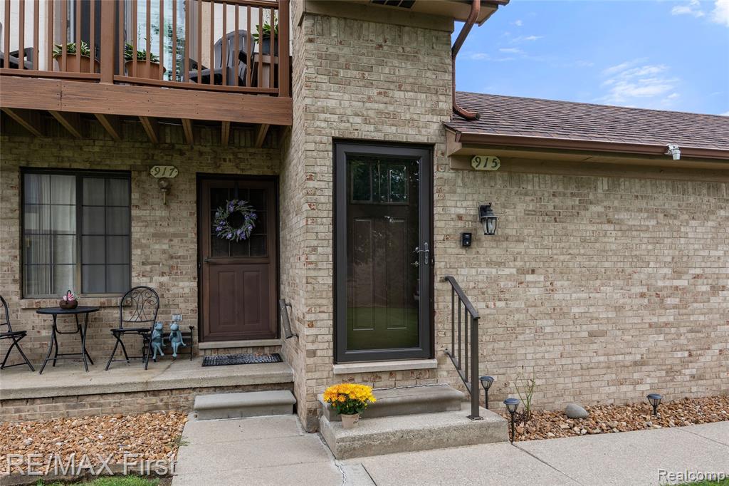 915 Country Club Drive, 32, Saint Clair Shores, MI 48082 — Photo 2