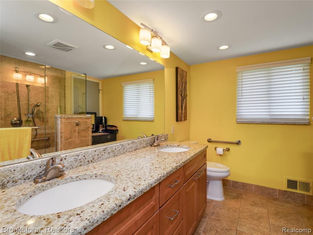 6042 Ravenswood Drive, Utica, MI 48316 — Photo 23