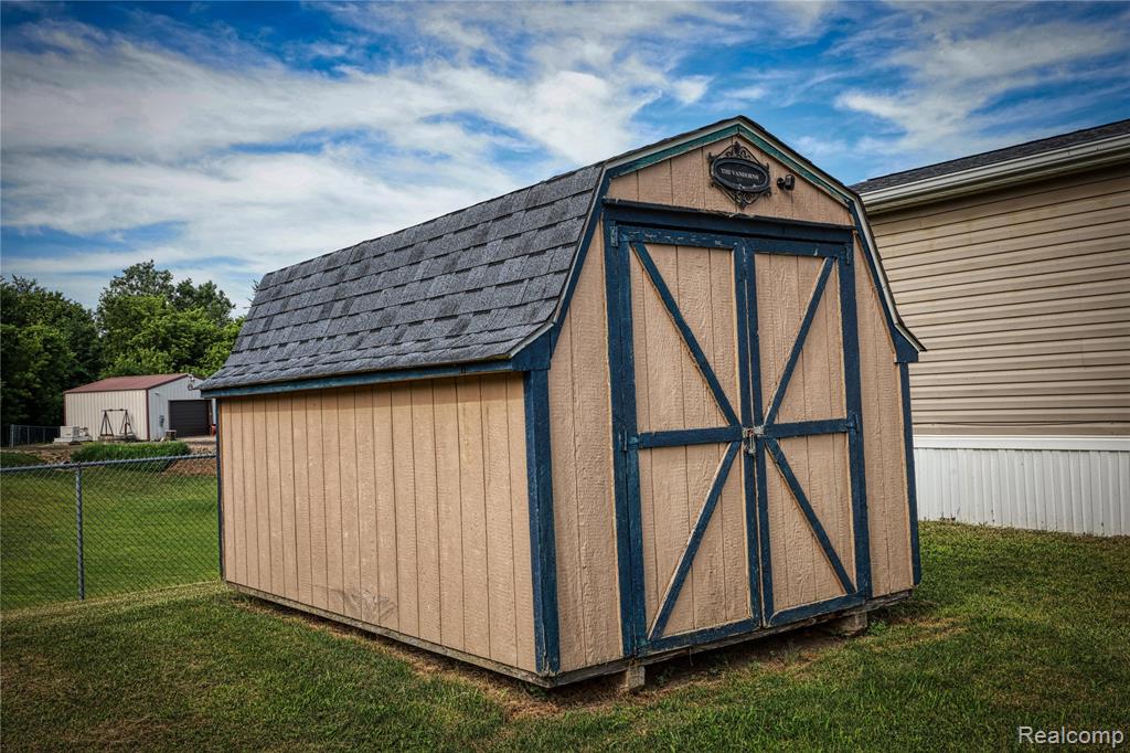 7208 Mapleview Circle E, Brown, MI 48416 — Photo 4