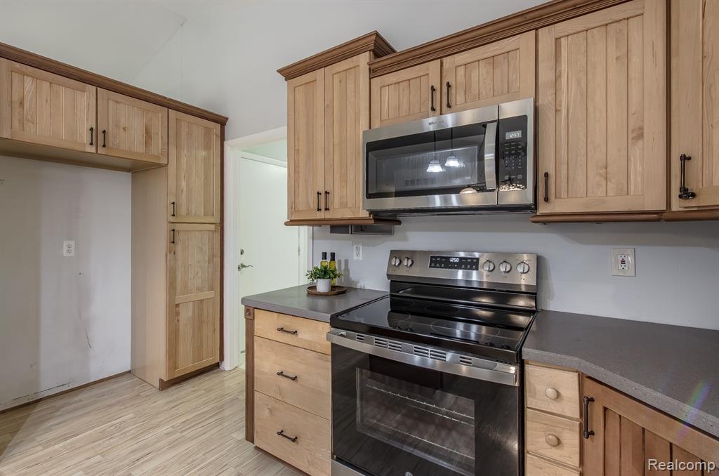 948 McClellan Street, Lake Orion, MI 48362 — Photo 10