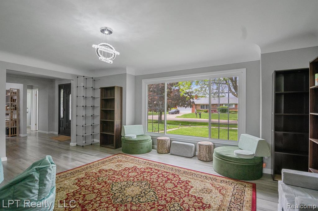 18441 ROSELAND Boulevard, Lathrup Village, MI 48076 — Photo 11