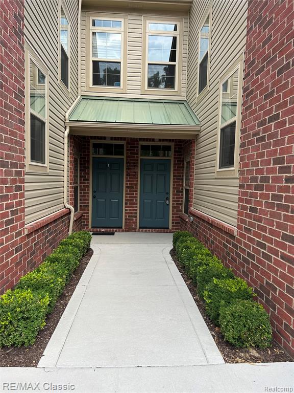 612 Pointe Drive, Walled Lake, MI 48390 — Photo 2