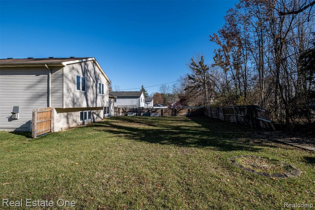 7053 Pershing, Waterford, MI 48327 — Photo 34