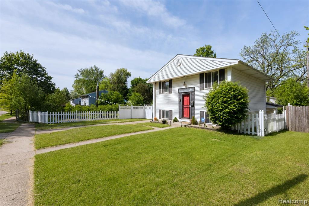 1107 Odessa Drive, Holly, MI 48442 — Photo 2