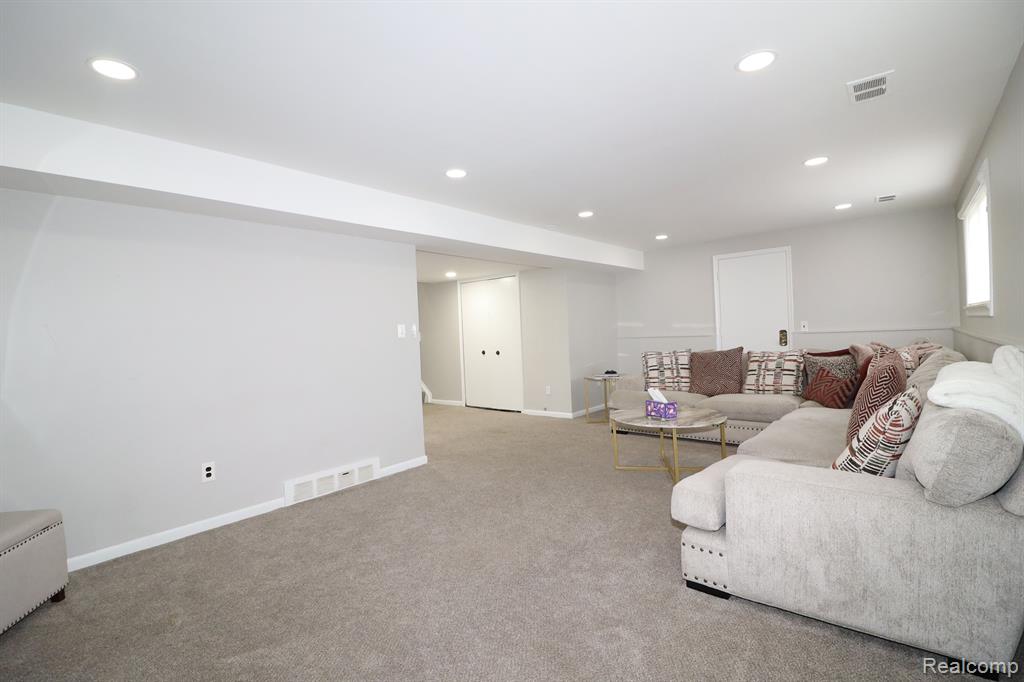 693 CRONIN Drive, Dearborn Heights, MI 48127 — Photo 14