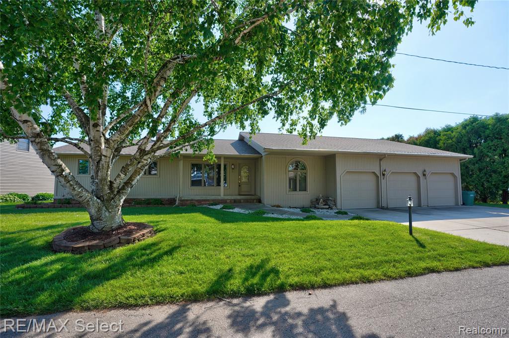 13154 Lake Shore Drive, Fenton, MI 48430