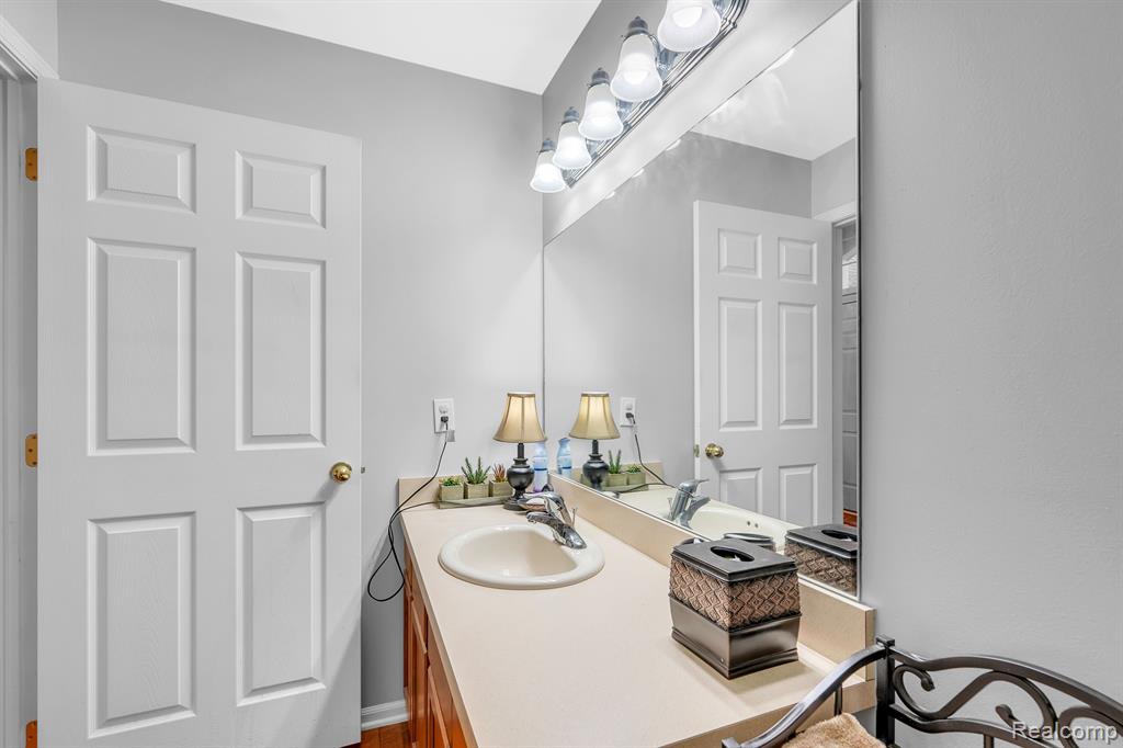 6133 LOCHMORE Drive, Commerce Twp, MI 48382 — Photo 23
