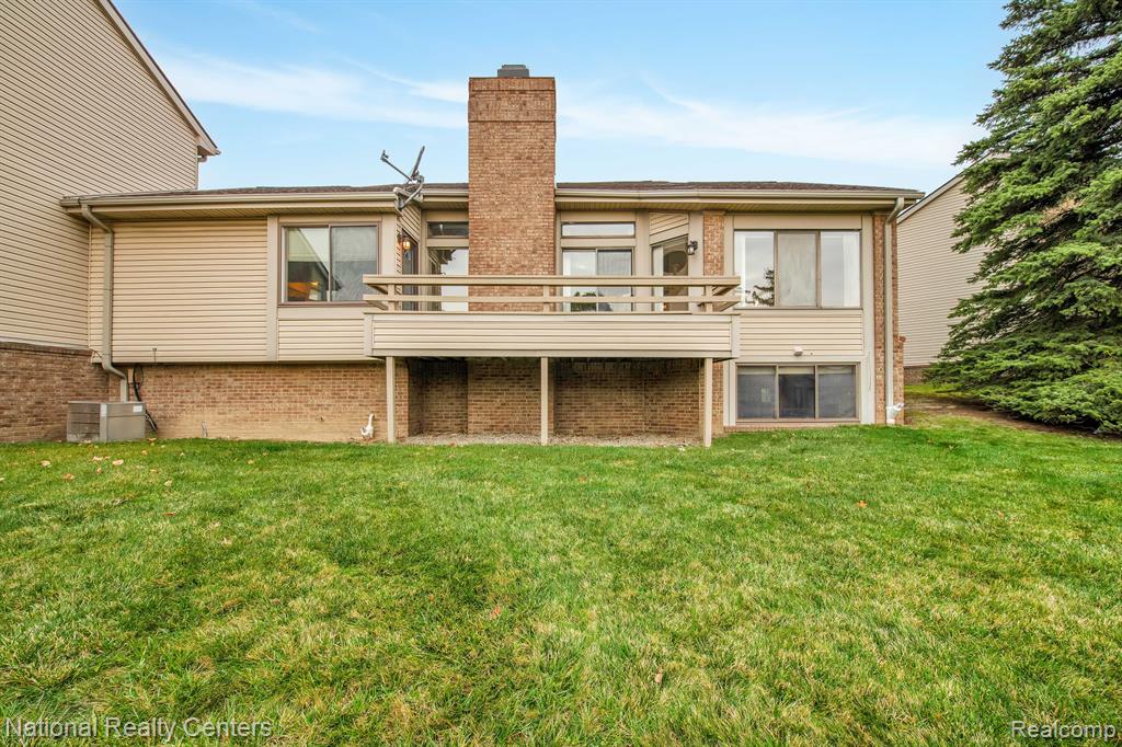 29214 W CHANTICLEER Drive, Southfield, MI 48034 — Photo 32