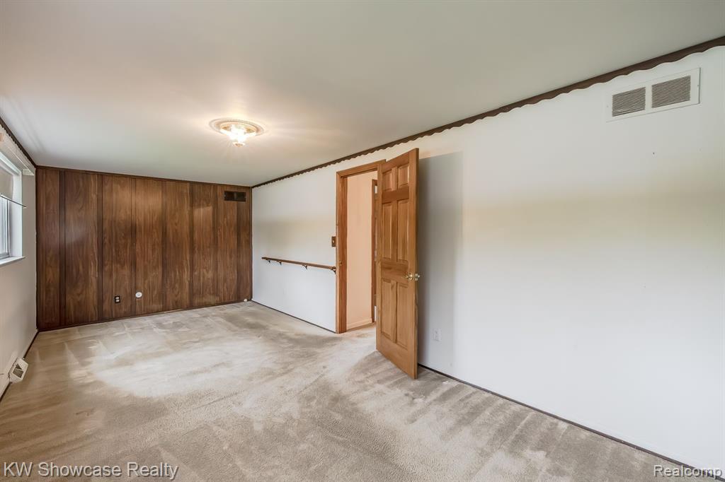 841 DRIBURG Drive, Commerce Twp, MI 48390 — Photo 15