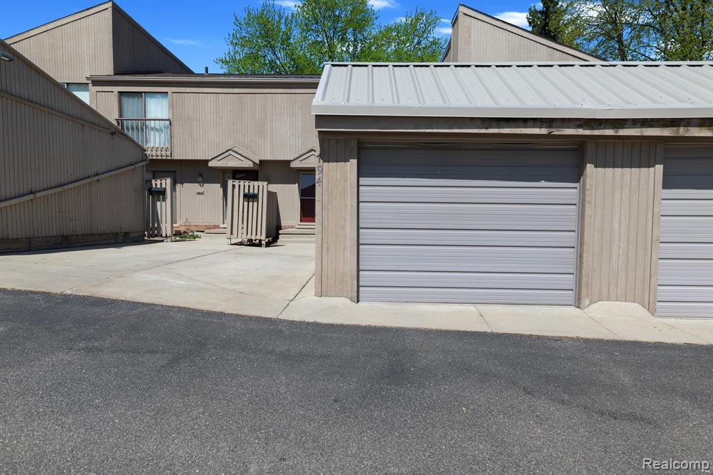 794 Oak Brook Ridge Drive, Rochester Hills, MI 48307 — Photo 2