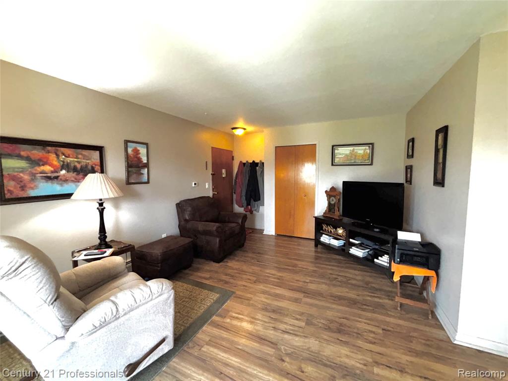 8203 Huntington Street, 15, Westland, MI — Photo 4