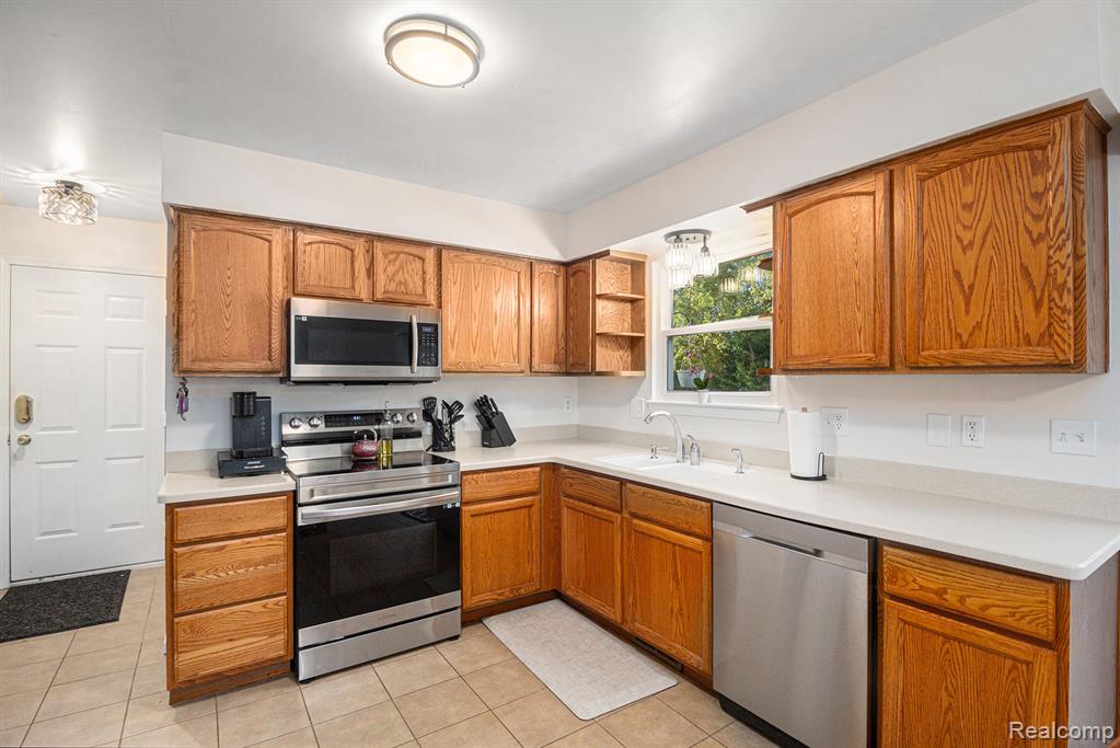 980 Sherry Drive, Lake Orion, MI 48362 — Photo 8