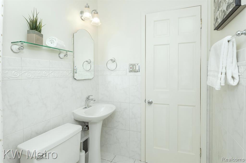 620 CATALPA Drive, Royal Oak, MI 48067 — Photo 11