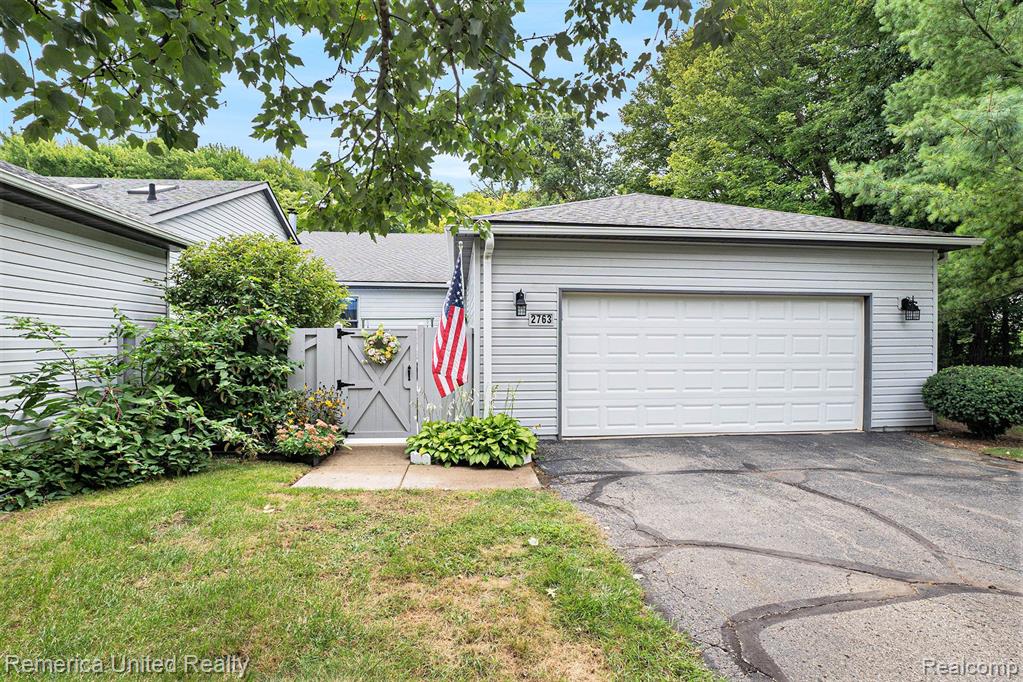2763 BRECKENRIDGE Drive, Brighton, MI 48114 — Photo 2
