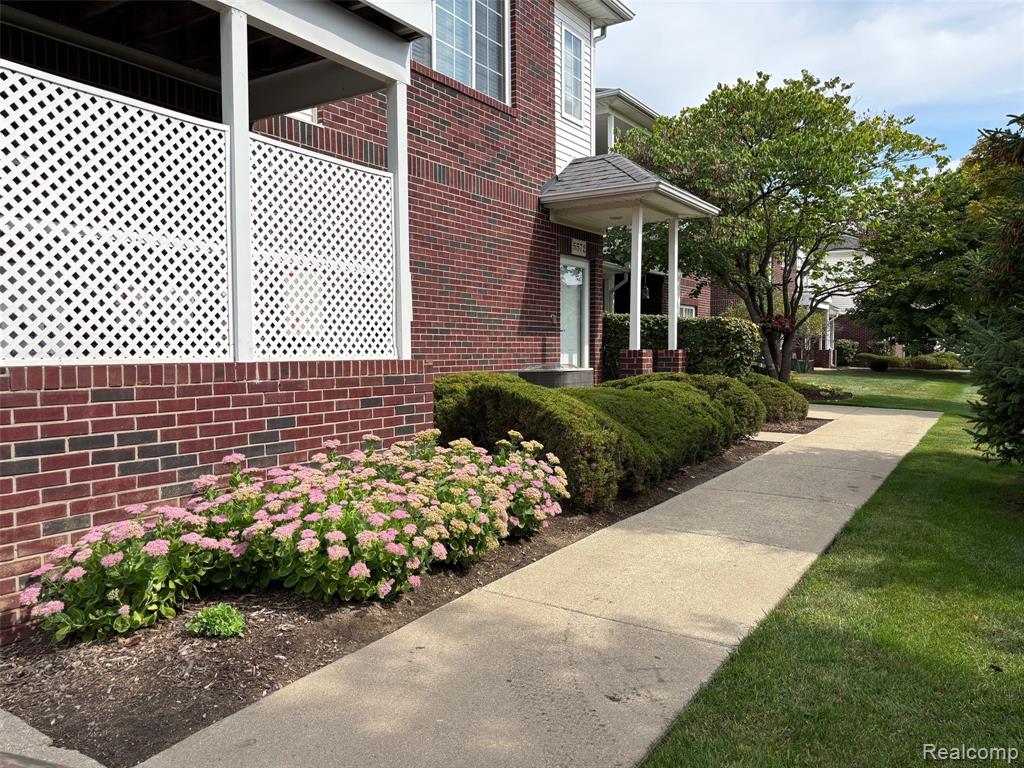 5572 Acorn Lane, 72, Sterling Heights, MI 48314 — Photo 2