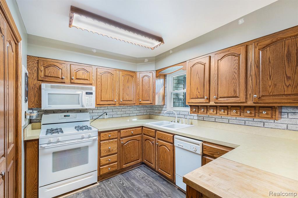 5474 Country Lane, Flint, MI 48506 — Photo 8