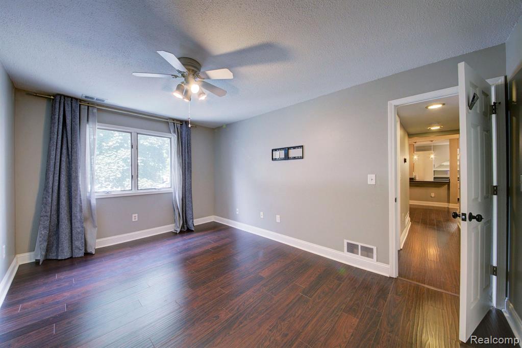 252 PINEWOOD Drive, Plymouth, MI 48170 — Photo 13