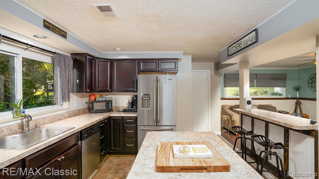 876 Panorama Court, Milford, MI 48381 — Photo 9