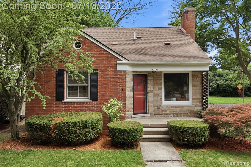 27704 California Drive NW, Lathrup Village, MI 48076