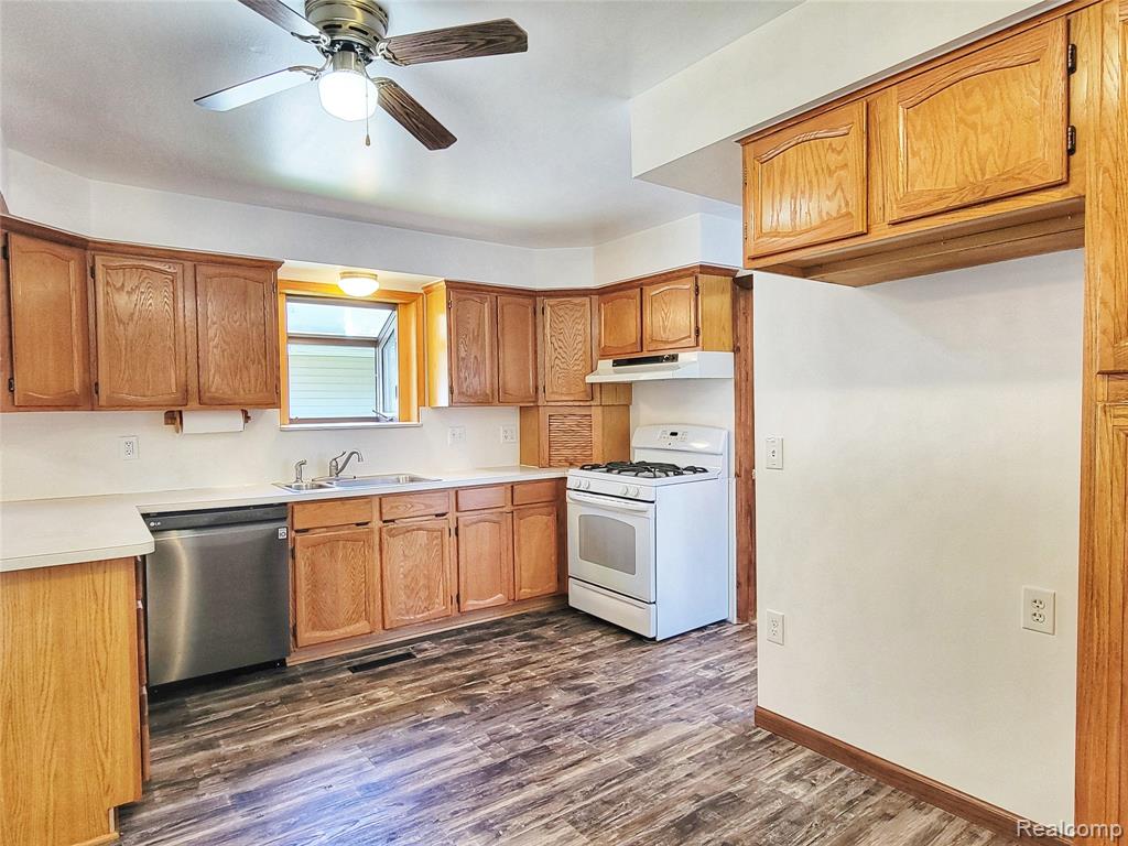 712 Wolverine Drive, Wolverine Lake, MI 48390 — Photo 32