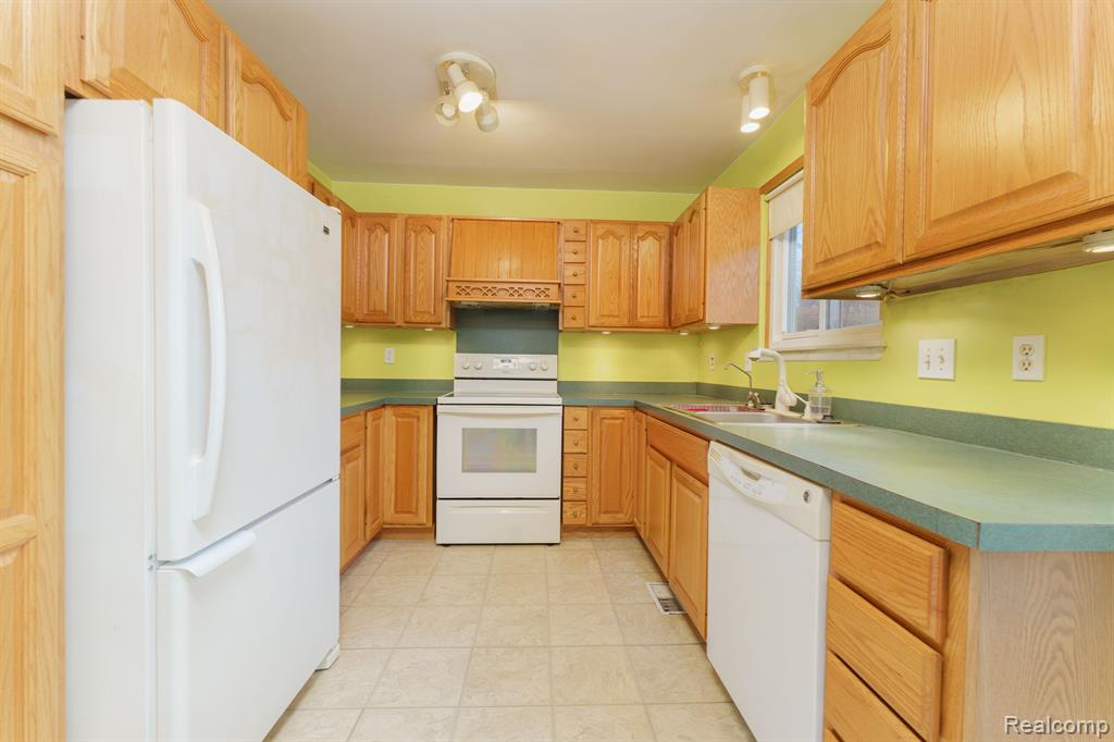 985 TIERNEY, Highland, MI 48356 — Photo 8
