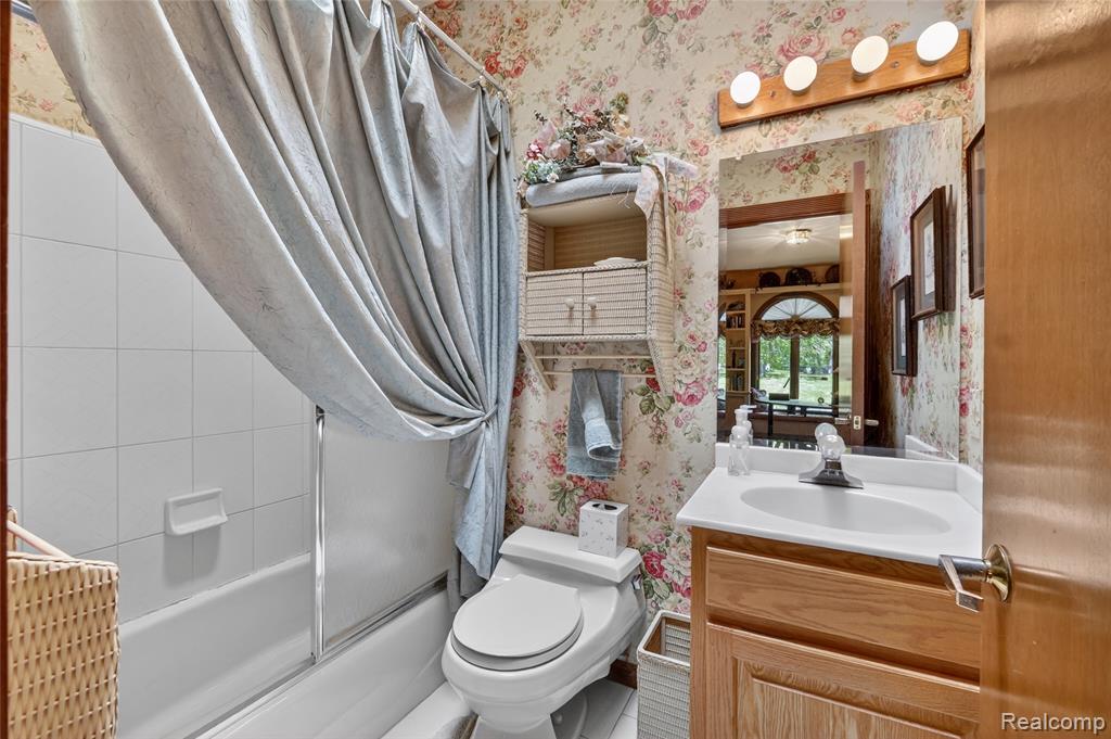 24 Chateaux Du Lac, Fenton, MI 48430 — Photo 35