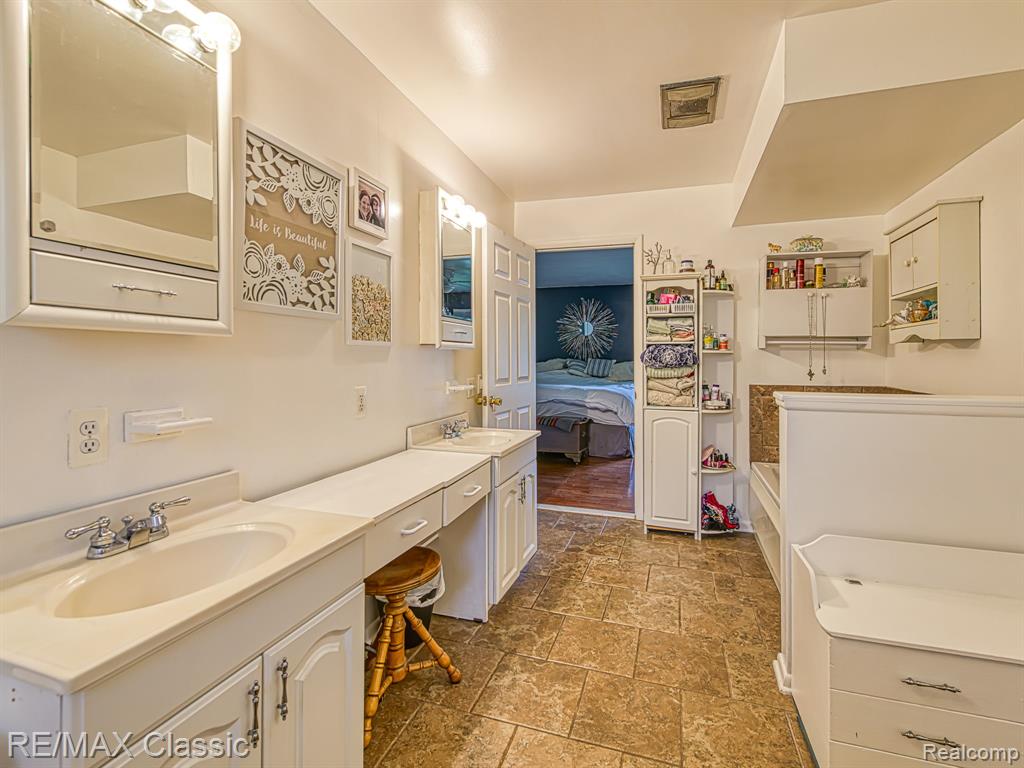 253 Delaware Road, Whitmore Lake, MI 48189 — Photo 17
