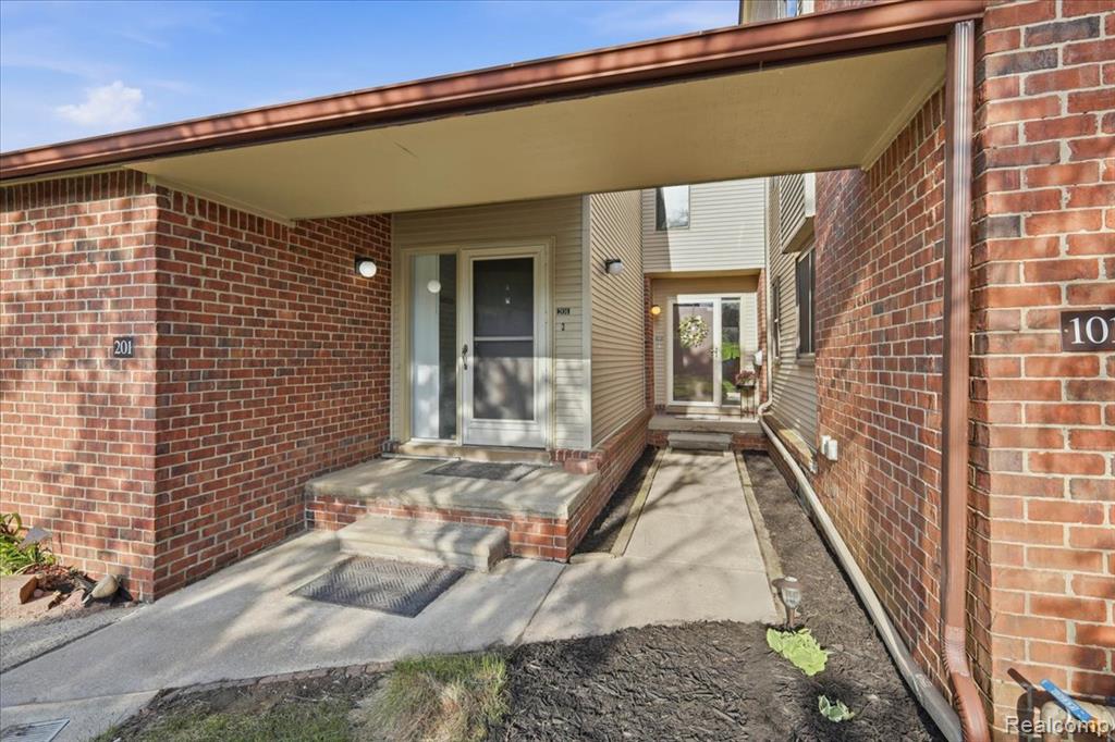 6680 Ridgefield Circle, 101, West Bloomfield, MI — Photo 2