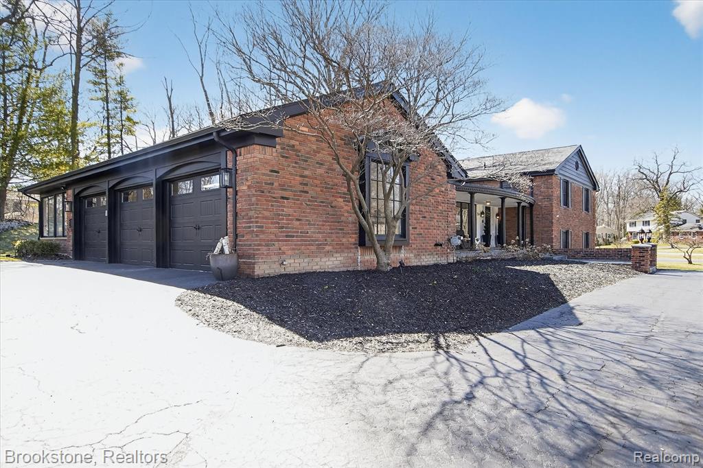 754 N Valley Chase Road, Bloomfield Hills, MI 48304 — Photo 2