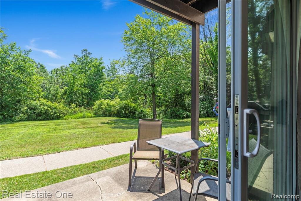 5291 Highland Road, 104, Waterford, MI 48327 — Photo 4
