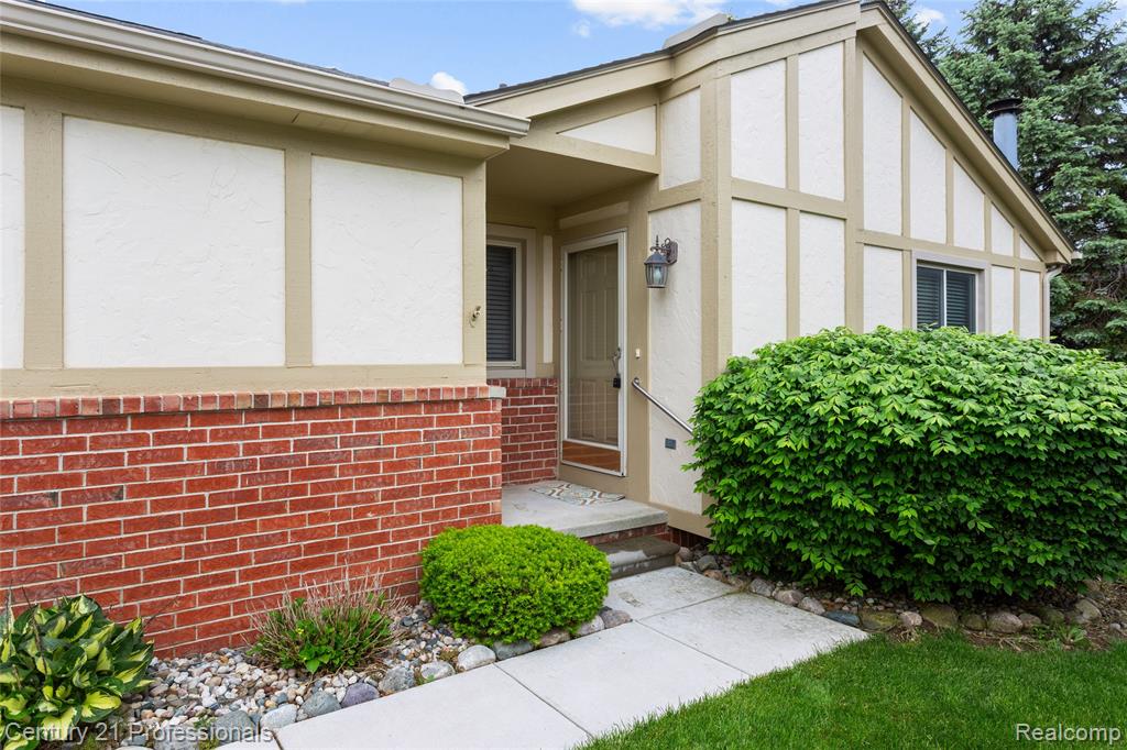 18344 Greenmeadow Drive, Clinton Twp, MI 48038 — Photo 4
