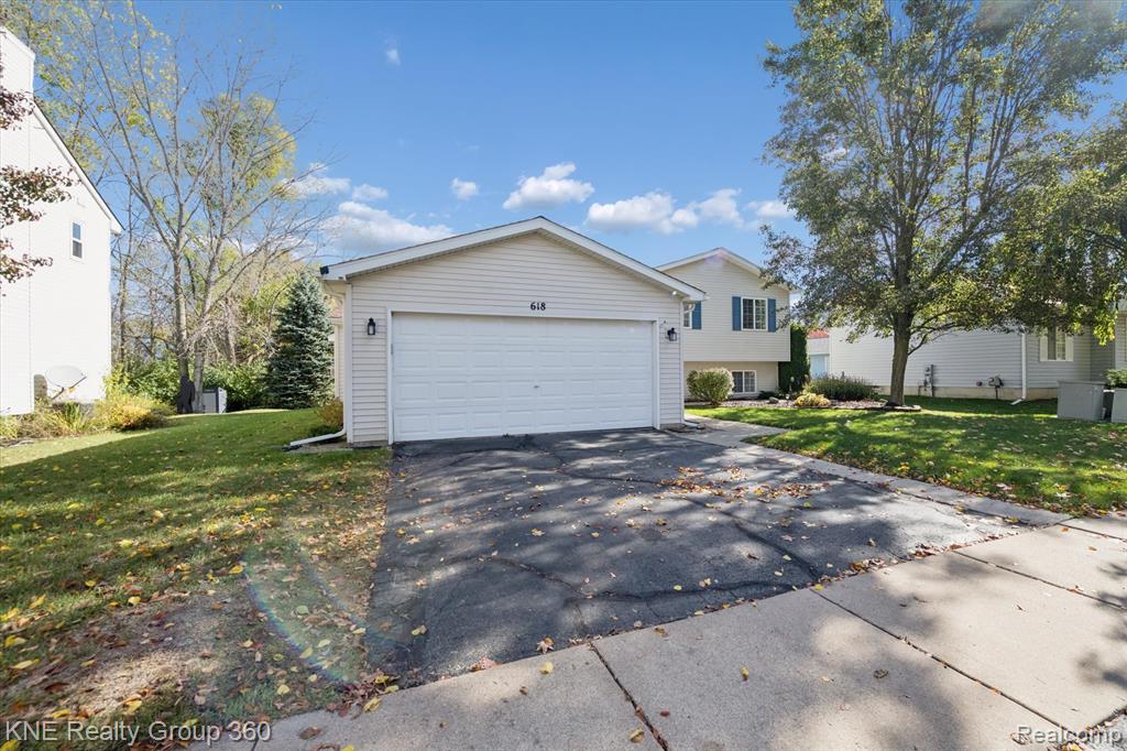 618 Bluebird Lane, Pinckney, MI 48169 — Photo 2