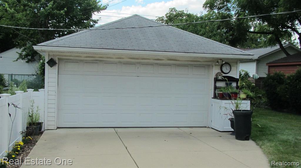 921 MAYBURN Street, Dearborn, MI 48128 — Photo 3